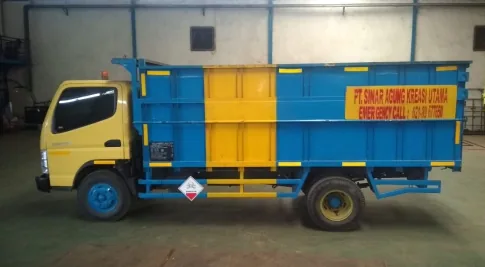 Truk bak operasional berwarna biru dan kuning