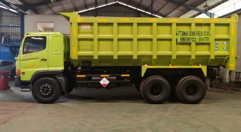 Truk dump hijau untuk kebutuhan lapangan