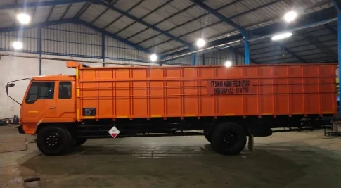 Truk angkutan berwarna oranye