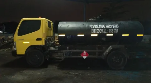 Truk tangki armada SAKU