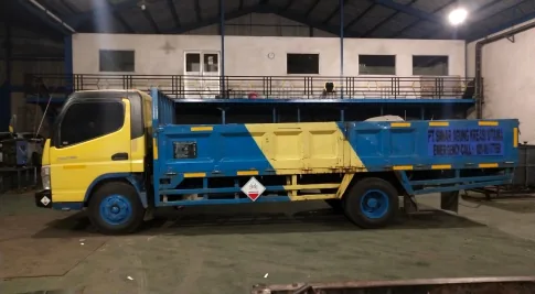 Truk operasional dengan bak terbuka